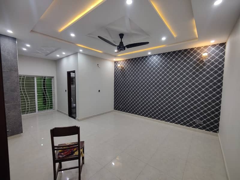 UPPER PORTION 3BEDROOM TV LOUNGE PARKING 4