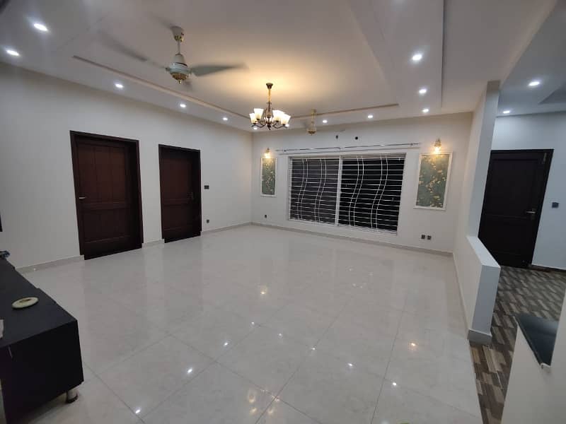 UPPER PORTION 3BEDROOM TV LOUNGE PARKING 8