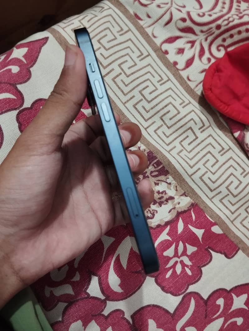 Iphone 13 jv 10/10 condition free chip 1