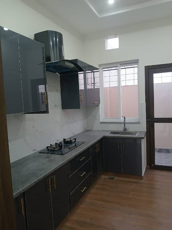 FOR SALE HOUSE 5 MARLA SINGLE STORY BRAND NEW HOUSE GOOD INVESTMENT TIME MAIN RING ROAD NEAR LAKE CITY TILE WOOD WORK BEAUTIFUL HOUSE 1