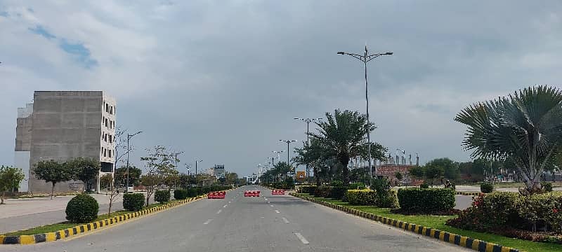 SECURE YOUR FUTURE-5 MARLA ON GROUND POSSESSION PLOT IDEAL LOCATIONIN NEW LAHORE CITY PHASE2 JUST 1KM FROM LAHORE RING ROAD SL3 9