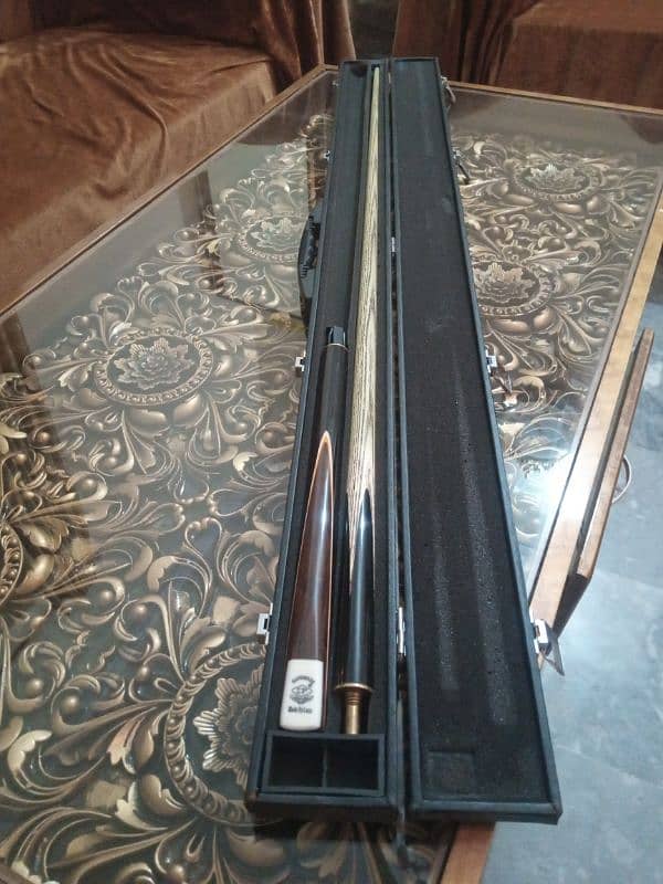 snooker stick with leather box 1