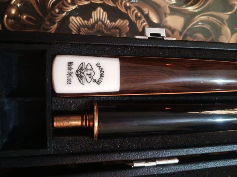 snooker stick with leather box 2
