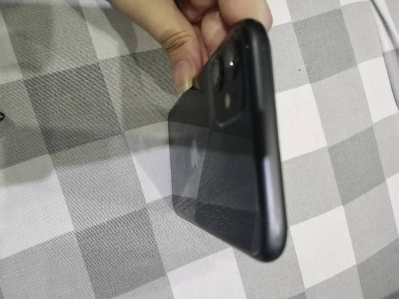 Apple iPhone 11 4