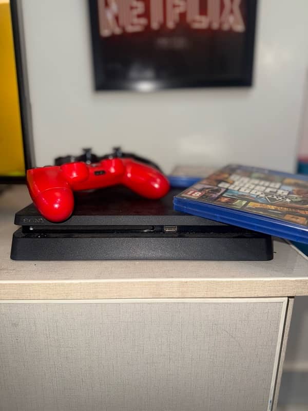 PlayStation 4 (PS4) with box and 2 games 2