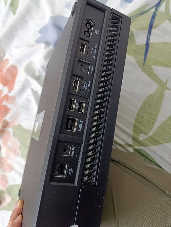 Xbox One 1TB Mint Condition 4