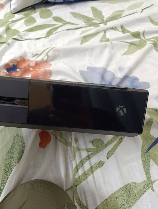 Xbox One 1TB Mint Condition 7