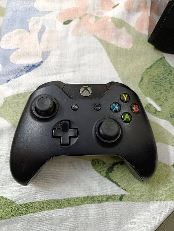 Xbox One 1TB Mint Condition 9