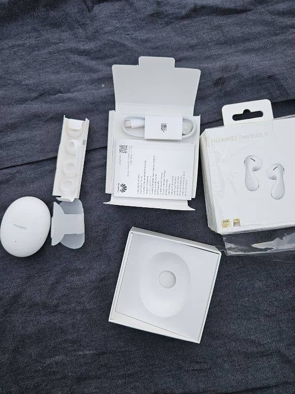 Huawei FreeBuds 5 Noise Cancelling Curved In Ear Wireless Earbuds 3
