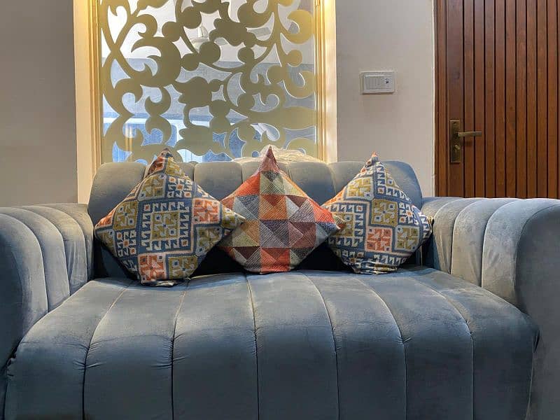 Grey Sofa Set With Table & Curtains 0