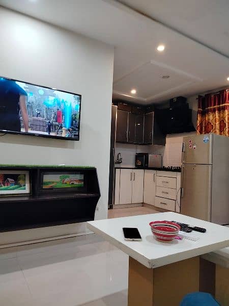 One bed luxury apartment for short stay like(3to4)hours in bahria town 4