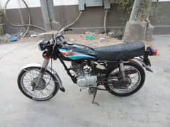I'm selling my bike Honda 125 totally original condition 03253785445