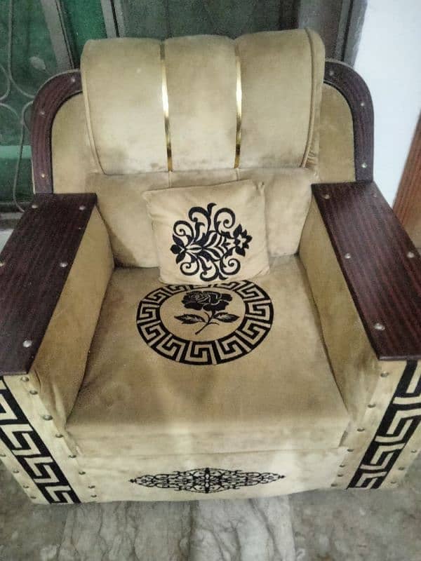 sofa set +new table argent sale I am nend mony 0