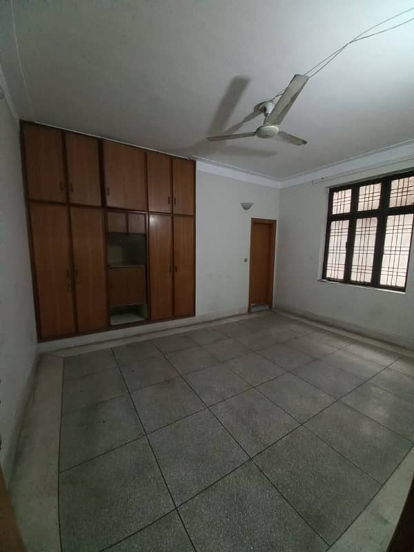 10 Marla 2 Bed dd Tvl store Big Garage Lower Without Owner 2