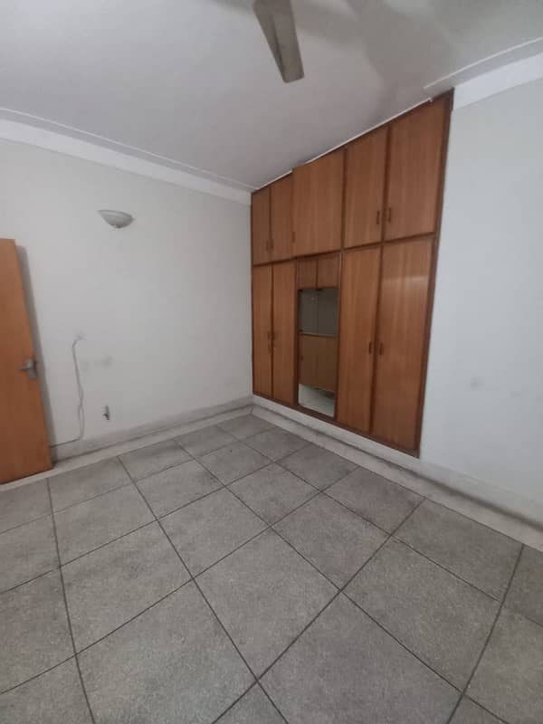 10 Marla 2 Bed dd Tvl store Big Garage Lower Without Owner 4