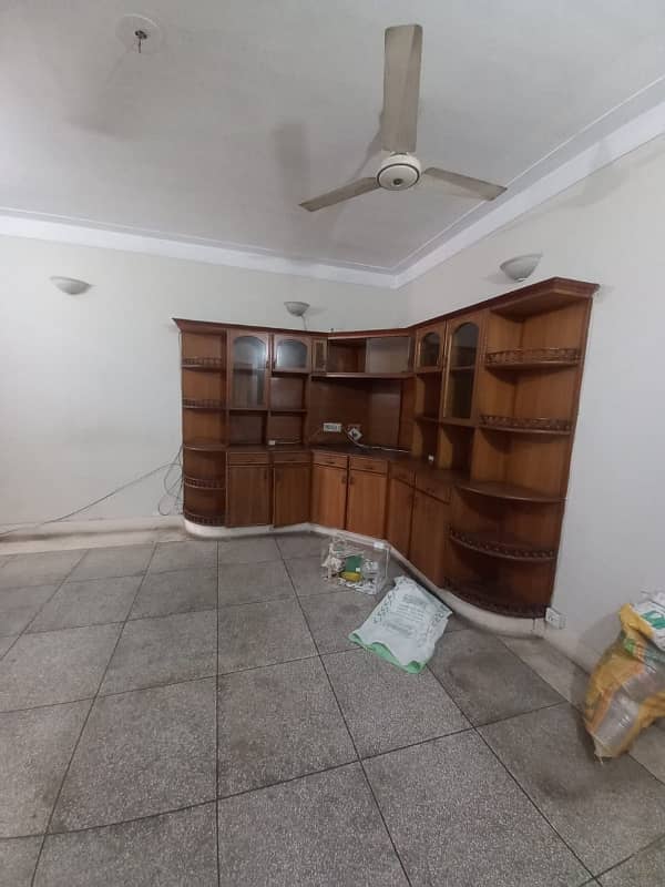 10 Marla 2 Bed dd Tvl store Big Garage Lower Without Owner 6