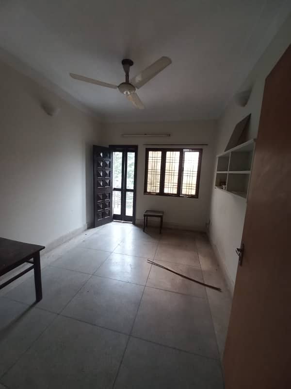 10 Marla 2 Bed dd Tvl store Big Garage Lower Without Owner 7