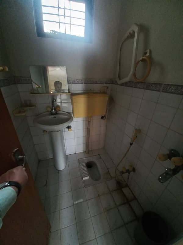 10 Marla 2 Bed dd Tvl store Big Garage Lower Without Owner 8