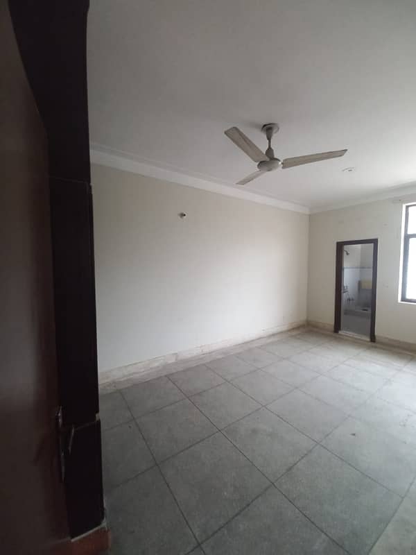 10 Marla 2 Bed dd Tvl store Big Garage Lower Without Owner 9