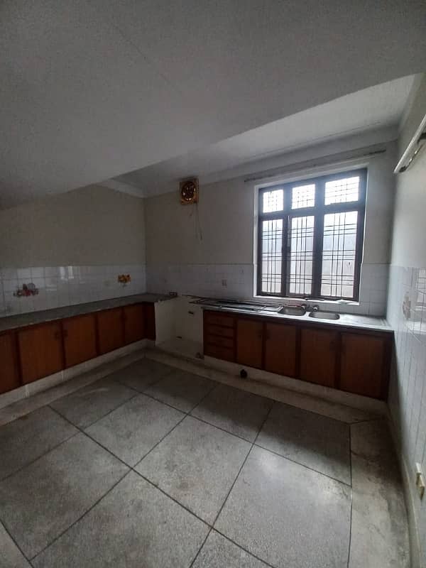 10 Marla 2 Bed dd Tvl store Big Garage Lower Without Owner 10