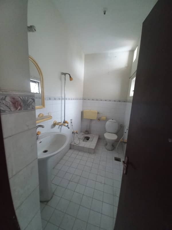 10 Marla 2 Bed dd Tvl store Big Garage Lower Without Owner 11