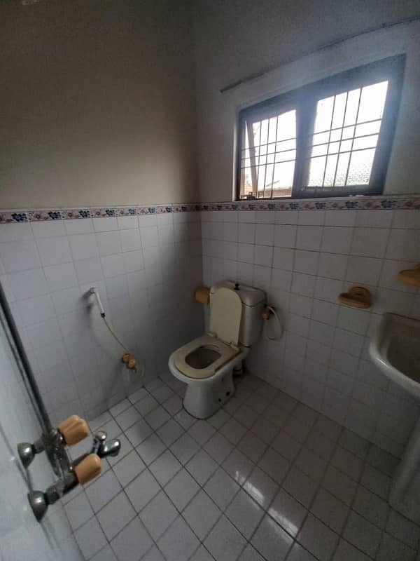 10 Marla 2 Bed dd Tvl store Big Garage Lower Without Owner 12