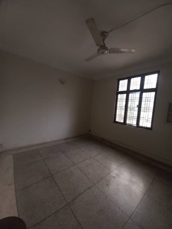 10 Marla 2 Bed dd Tvl store Big Garage Lower Without Owner 16