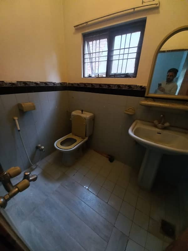 10 Marla 2 Bed dd Tvl store Big Garage Lower Without Owner 17