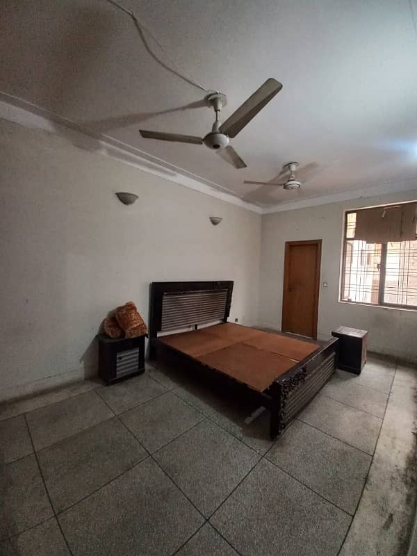 10 Marla 2 Bed dd Tvl store Big Garage Lower Without Owner 18
