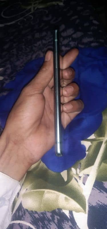 12gb 256 GB bag change hai Baki phone 10 by 10 no doubt no line 4
