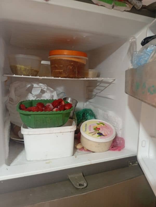 new fridge hai hamara pass 2 hai is lye sell Kar rahy hai 2