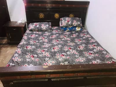 bed 2 side tables without matteres