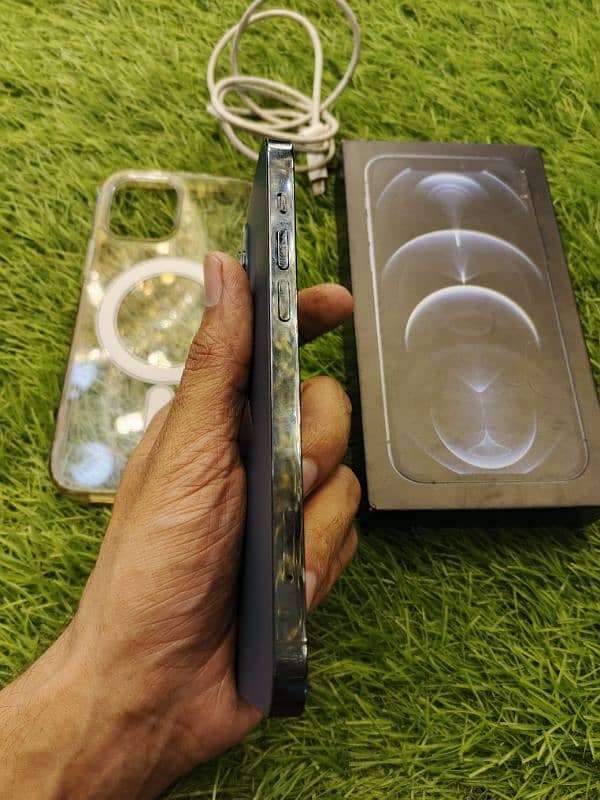 iphone 12pro full box all sim working factory unlocked  price is final 6