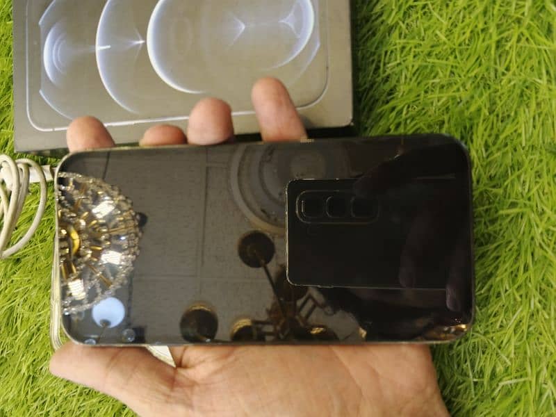 iphone 12pro full box all sim working factory unlocked  price is final 9