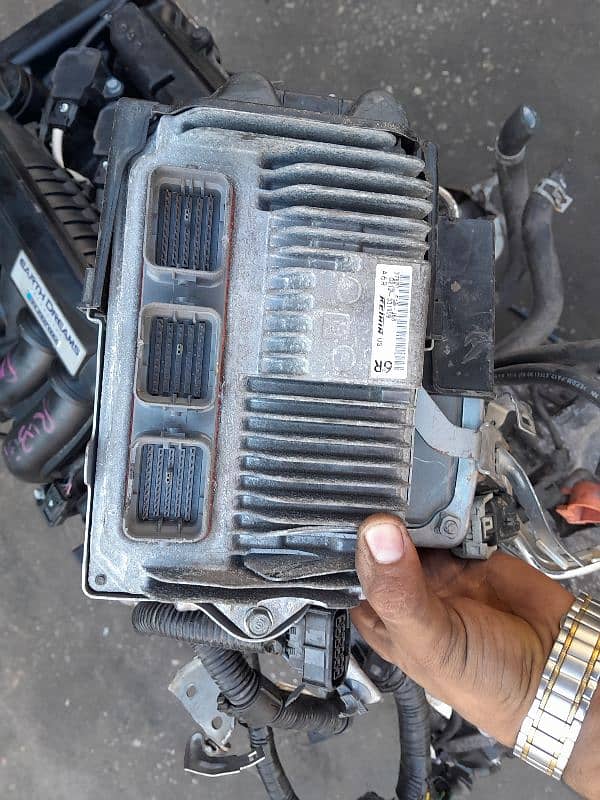Honda Vezel complete engine with transmission set available. 4