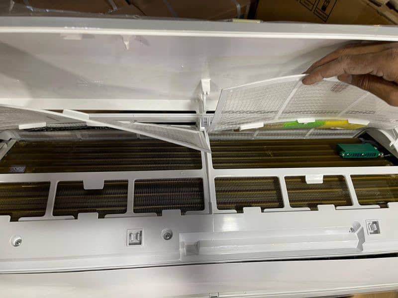 Brand new Gree lomo 8 non Inverter ac for sale 4
