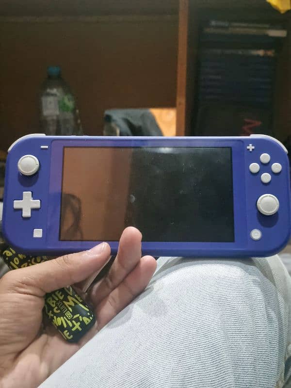 NINTENDO SWITCH LITE 4