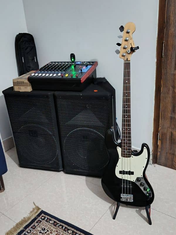 Bass Guitar Fender Squier 1