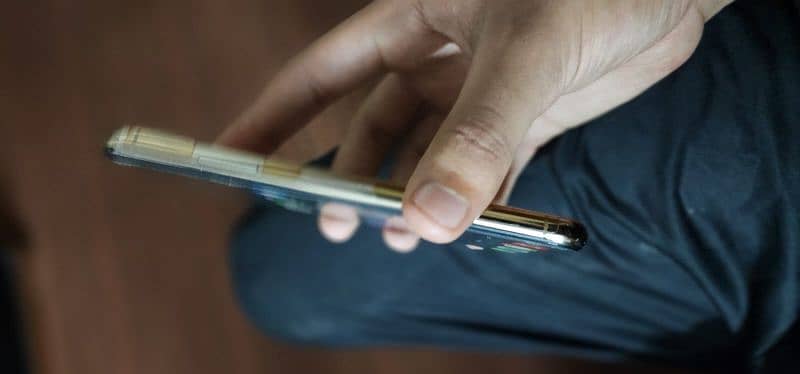selling iphone xs gold colour PTA approved 4