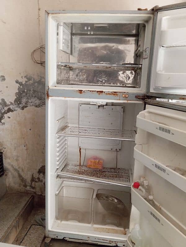 DAWLANCE REFRIGERATOR 4