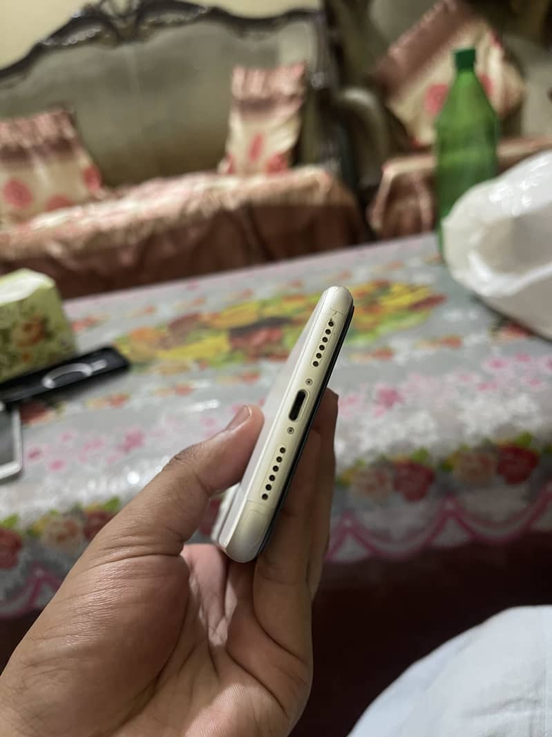 IPHONE 11 4