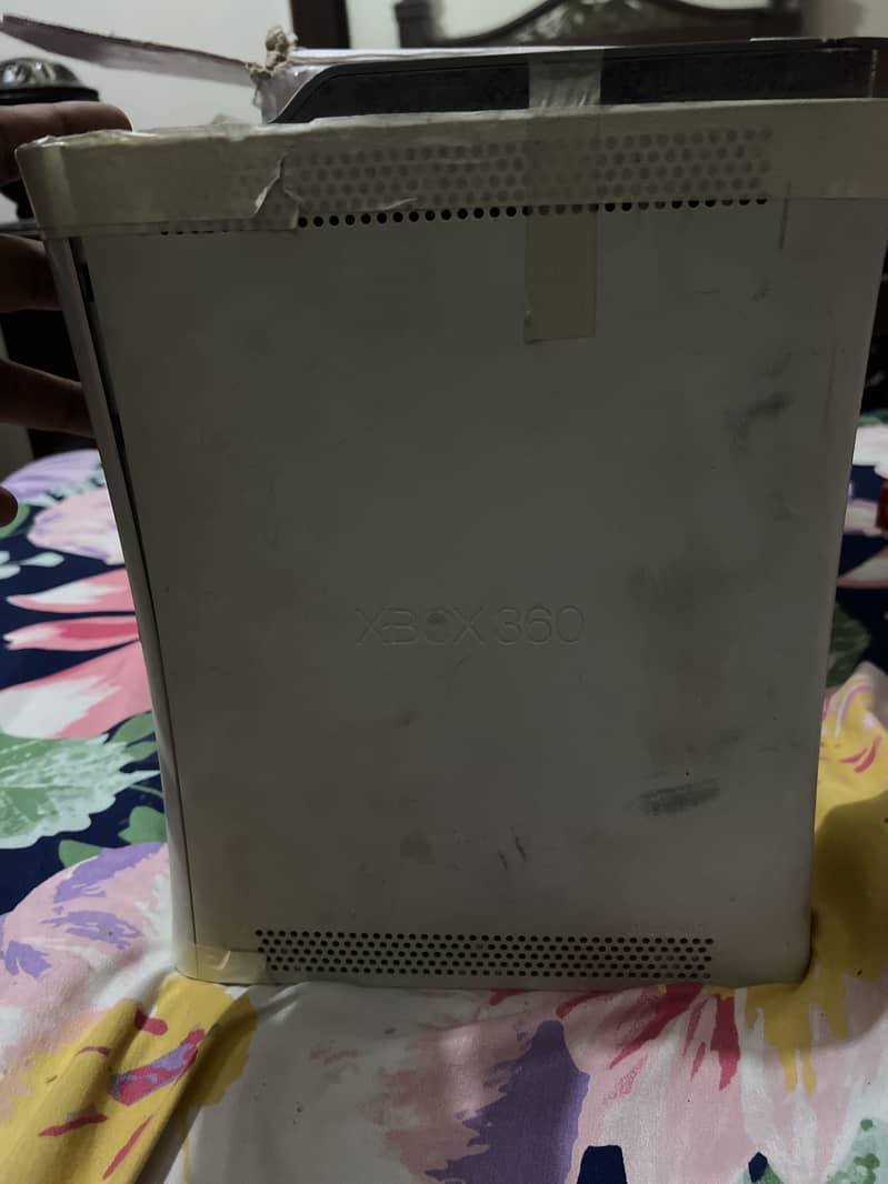 Xbox x360 used for sale with 2 controllers 5