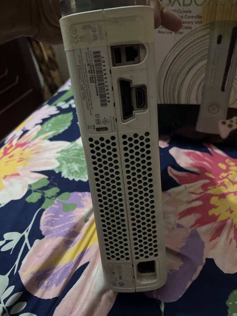 Xbox x360 used for sale with 2 controllers 6