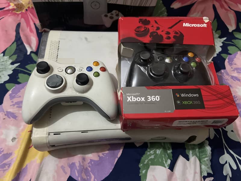 Xbox x360 used for sale with 2 controllers 8