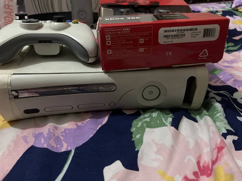 Xbox x360 used for sale with 2 controllers 9