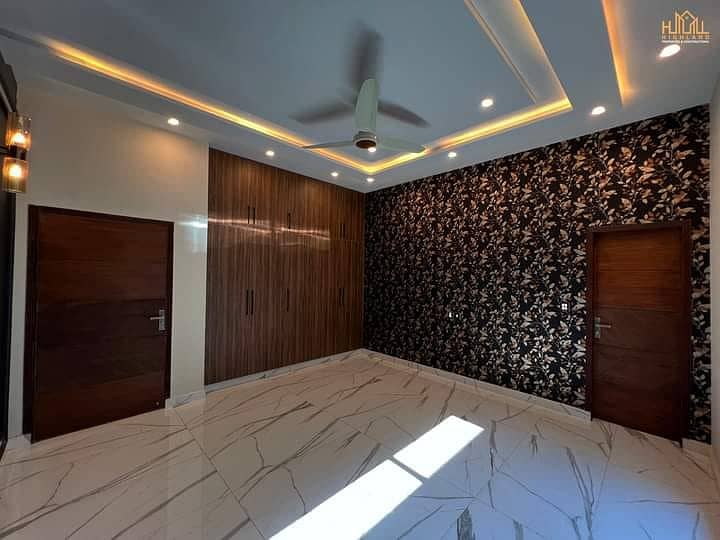 we are offering a 5 marla house for rent in bb block bahria town Lahore 0