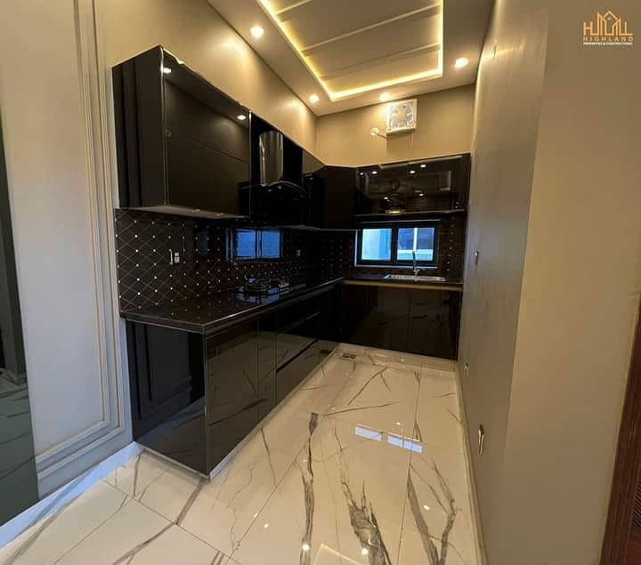 we are offering a 5 marla house for rent in bb block bahria town Lahore 2