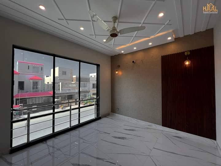 we are offering a 5 marla house for rent in bb block bahria town Lahore 3