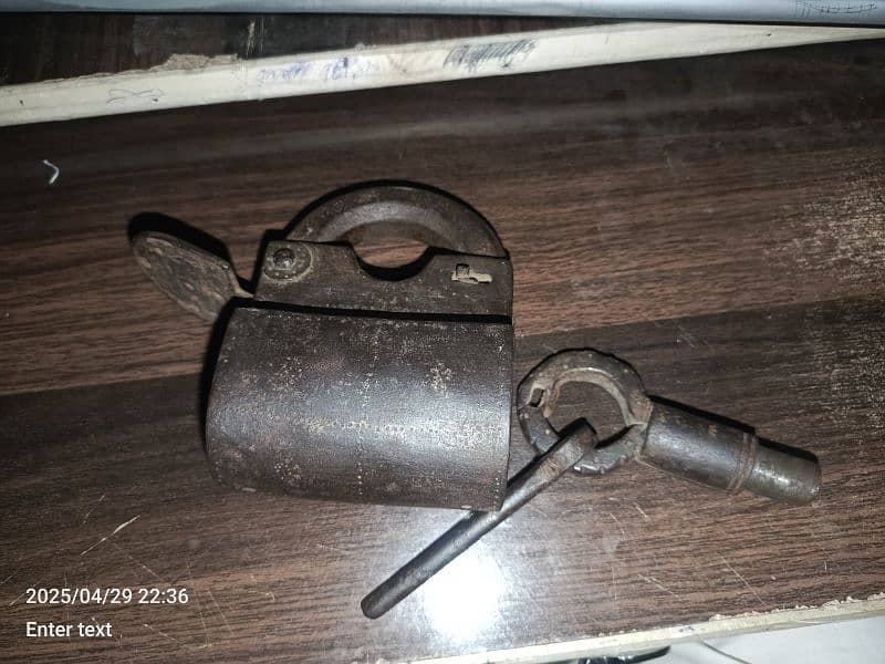 200 year old antique lock 2