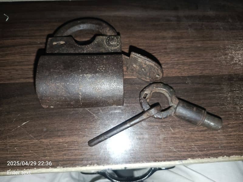 200 year old antique lock 3